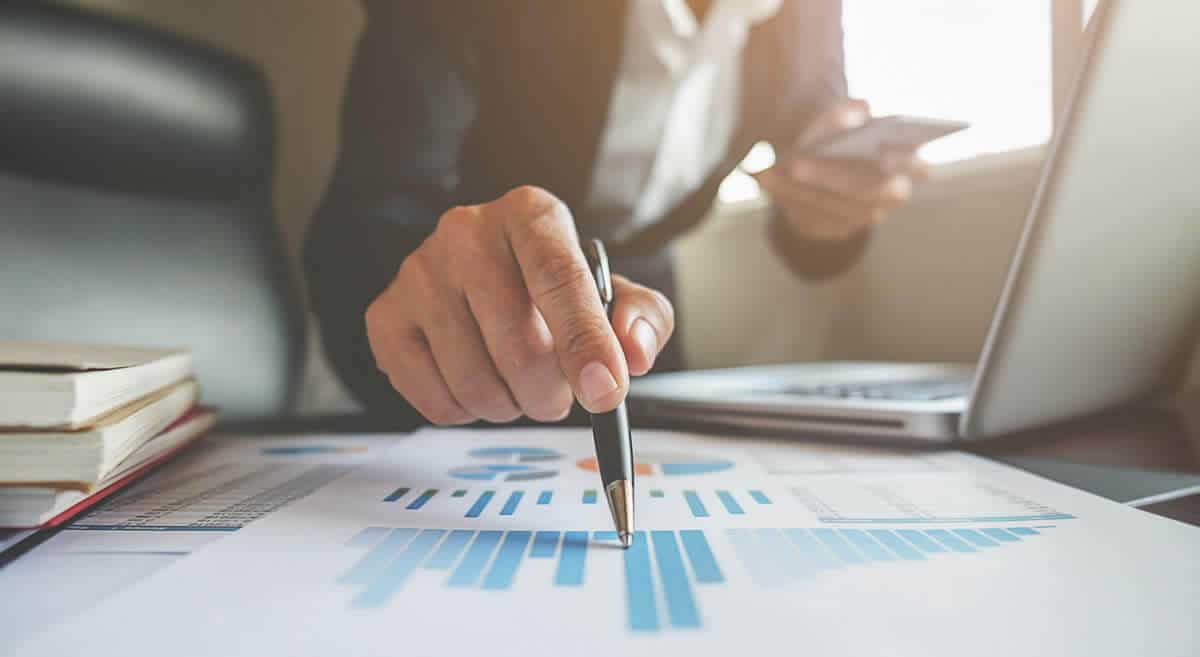 Gestor analisando indicadores de RH.